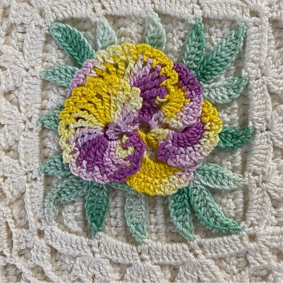 Vintage Hand Crocheted Pansy Potholder Ivory Purple Yellow Green - Picture 2 of 14